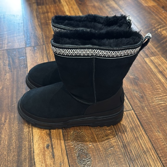 UGG Classic Short TrailGazer - Picture 1 of 4